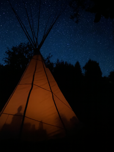 Teepee pod nočnou oblohou.