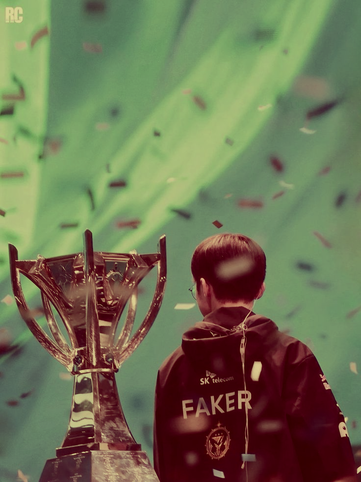 Faker drží trofej.